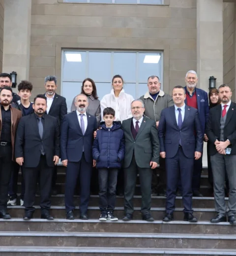 15 Temmuz Dərnəyi İdarə Heyətinin sədri İsmail Hakkı Turunç və bərabərindəki heyət məktəbimizi ziyarət ediblər.