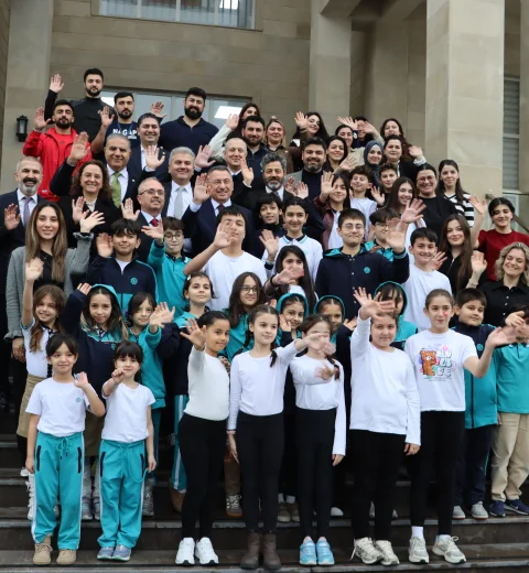 ürkiyə Böyük Millət Məclisinin (TBMM) Xarici Əlaqələr Komitəsinin sədri Fuat Oktay, Türkiyənin Azərbaycandakı səfiri Prof.Dr. Birol Akgün və bərabərindəki nümayəndə heyəti məktəbimizi ziyarət ediblər.