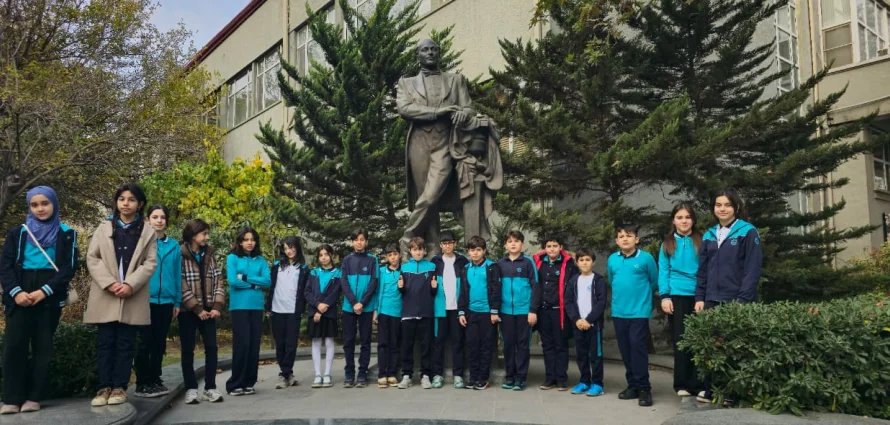 Şagirdlərimiz Üzeyir Hacıbəylinin 140 illiyi münasibətilə bəstəkarın və onun əsərlərinin ilk ifaçısı olan Bülbülün (Murtuza Məmmədovun) ev muzeylərini ziyarət ediblər.