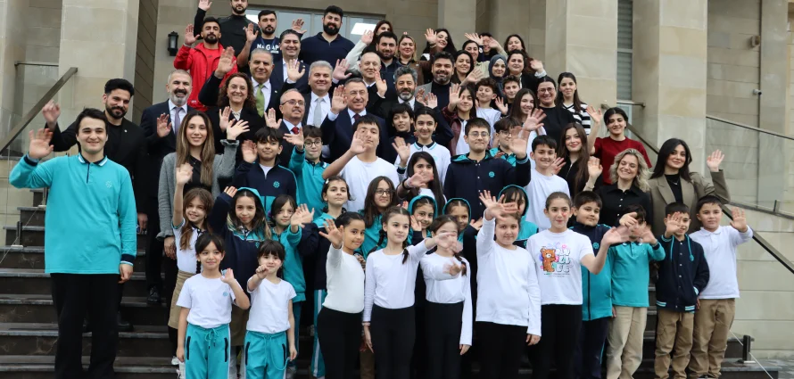 ürkiyə Böyük Millət Məclisinin (TBMM) Xarici Əlaqələr Komitəsinin sədri Fuat Oktay, Türkiyənin Azərbaycandakı səfiri Prof.Dr. Birol Akgün və bərabərindəki nümayəndə heyəti məktəbimizi ziyarət ediblər.